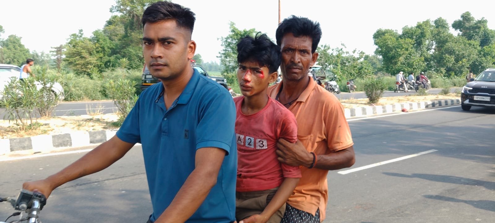 चौकी के बाहर फोरलेन पर खड़ा ट्रक व उसमें फसी बाइक। संवाद