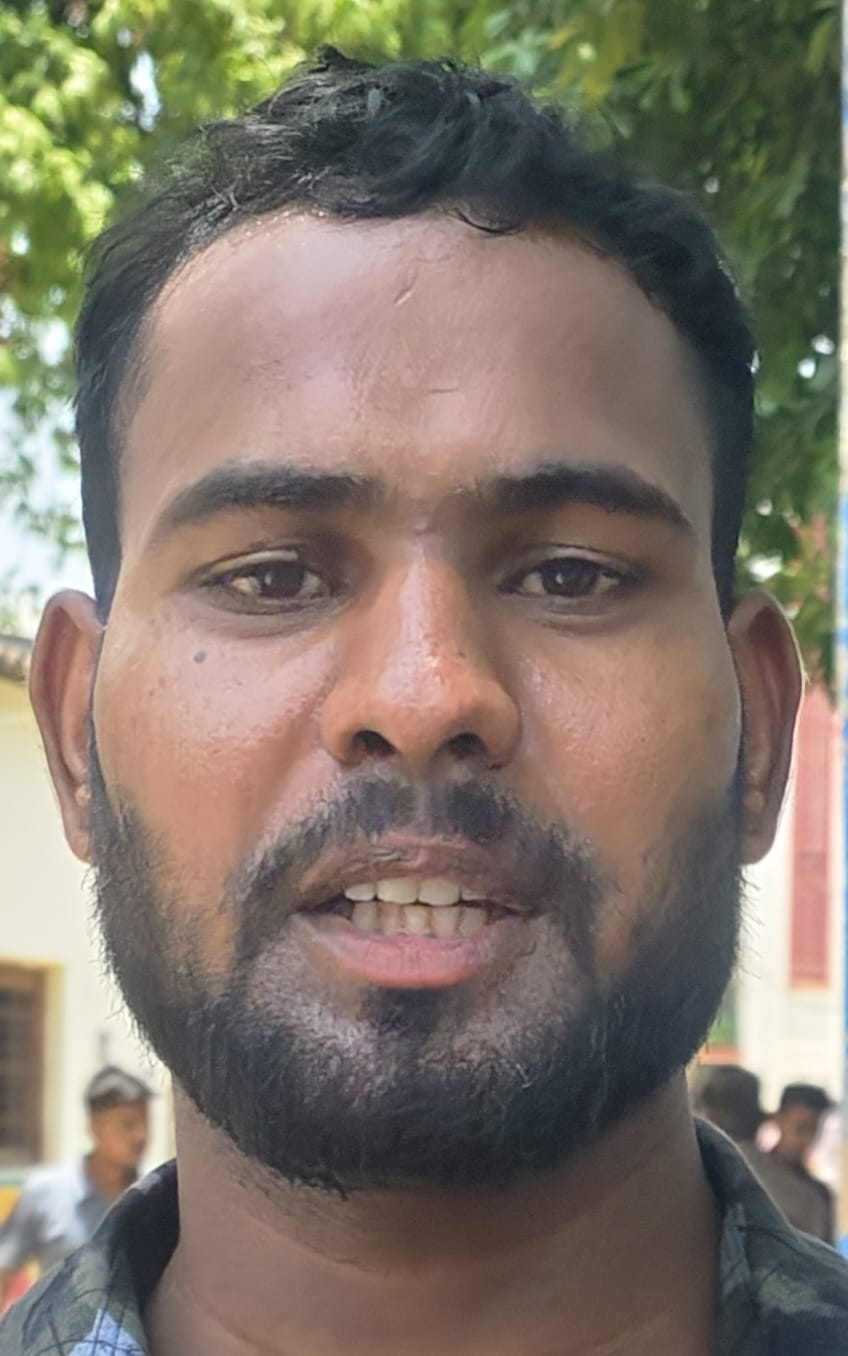डीएस कॉलेज में हो रही अभ्यर्थियों की तलाशी। संवाद डीएस कॉलेज में हो रही अभ्यर्थियों की तलाशी। संवाद