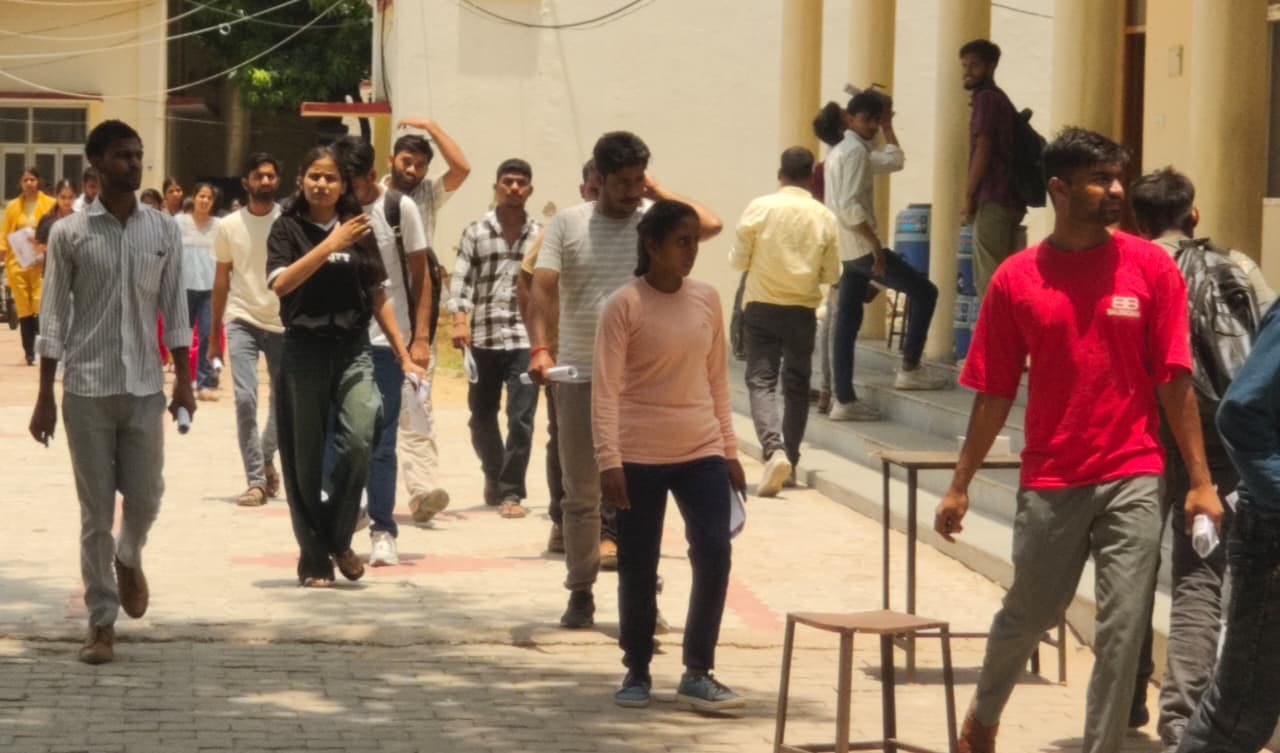 डीएस कॉलेज में हो रही अभ्यर्थियों की तलाशी। संवाद डीएस कॉलेज में हो रही अभ्यर्थियों की तलाशी। संवाद