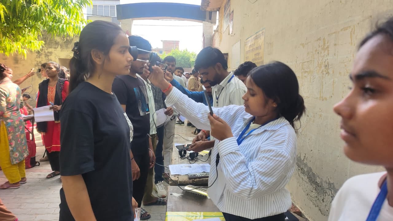 डीएस कॉलेज में हो रही अभ्यर्थियों की तलाशी। संवाद डीएस कॉलेज में हो रही अभ्यर्थियों की तलाशी। संवाद