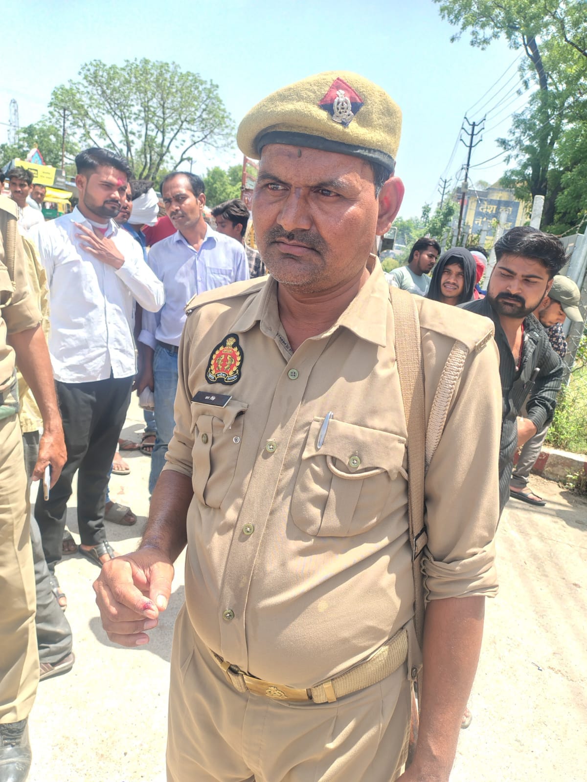फोटो - 03 ओवरलोड वाहनों पर कार्रवाई करते एसडीएम रिंकू सिंह राही। संवाद फोटो - 03 ओवरलोड वाहनों पर कार्रवाई करते एसडीएम रिंकू सिंह राही। संवाद
