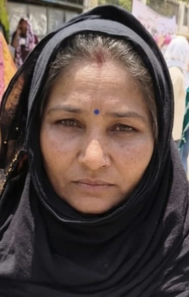 फोटो 07 सीकेटीपी-35-रसोई गैस सिलिंडर लेने के लिए लगी लाइन। संवाद फोटो 07 सीकेटीपी-35-रसोई गैस सिलिंडर लेने के लिए लगी लाइन। संवाद