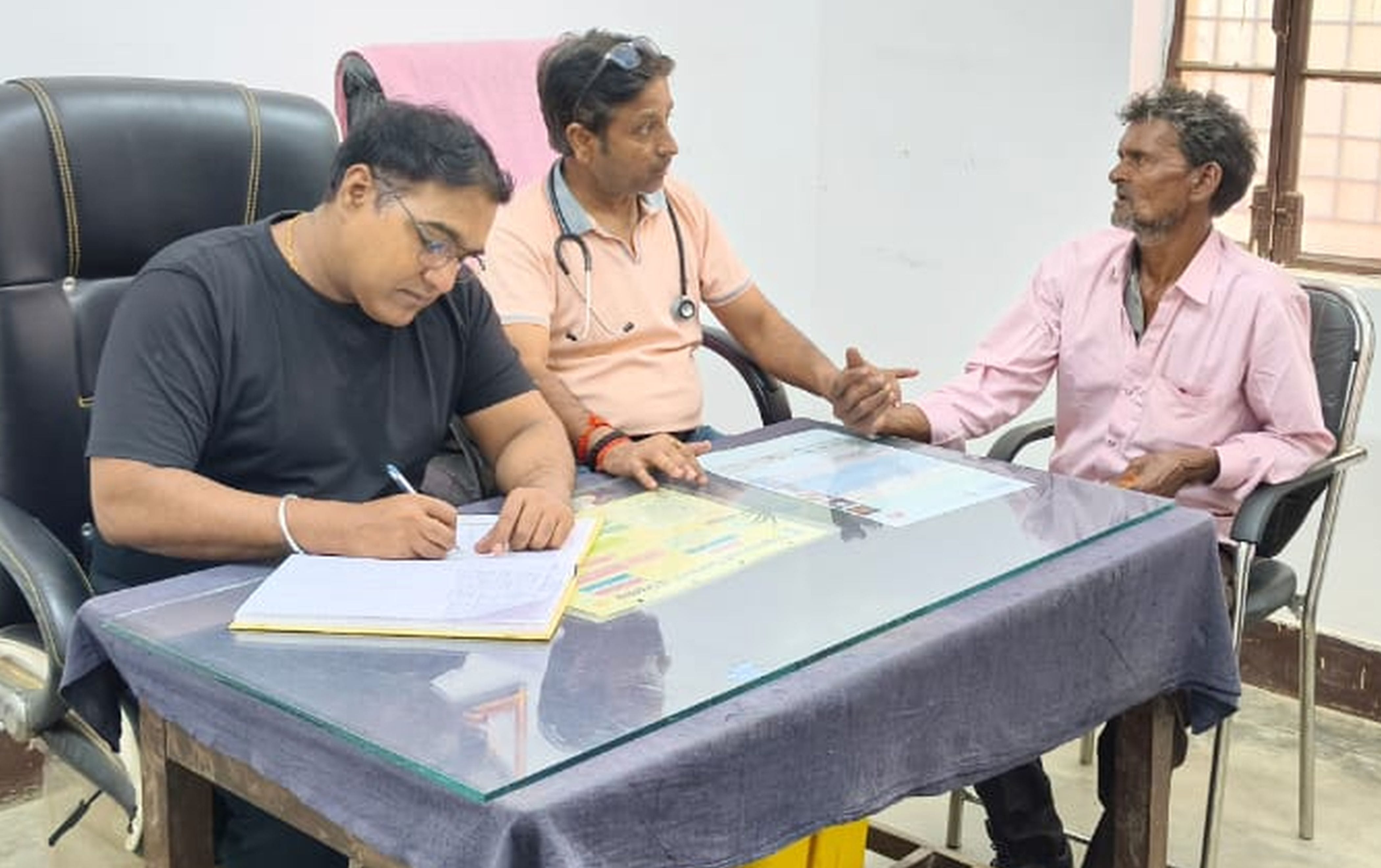 फोटो-14-बहुआ पीएचसी में डाॅक्टर की खाली पड़ी कुर्सी। संवाद फोटो-14-बहुआ पीएचसी में डाॅक्टर की खाली पड़ी कुर्सी। संवाद