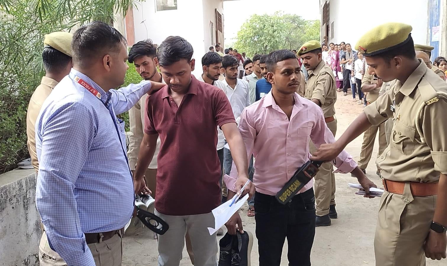 फोटो-22- केंद्र पर महिला अभ्यर्थियों की होती चेकिंग। संवाद फोटो-22- केंद्र पर महिला अभ्यर्थियों की होती चेकिंग। संवाद