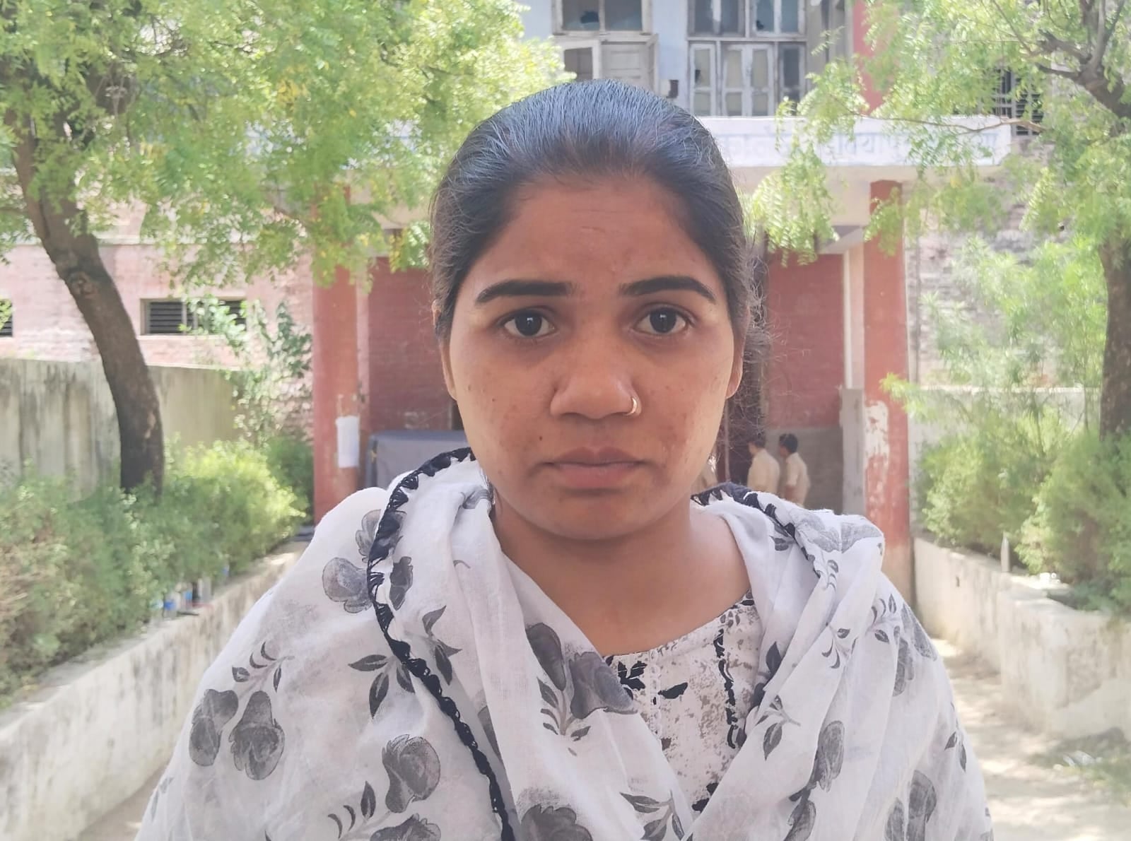 फोटो-22- केंद्र पर महिला अभ्यर्थियों की होती चेकिंग। संवाद फोटो-22- केंद्र पर महिला अभ्यर्थियों की होती चेकिंग। संवाद