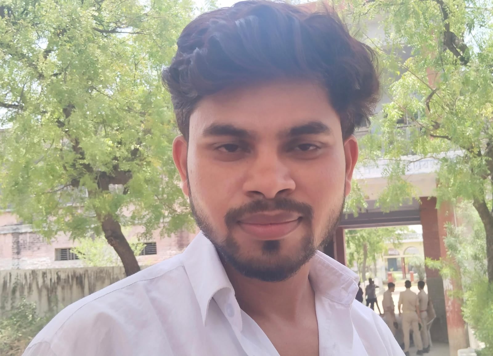फोटो-22- केंद्र पर महिला अभ्यर्थियों की होती चेकिंग। संवाद फोटो-22- केंद्र पर महिला अभ्यर्थियों की होती चेकिंग। संवाद