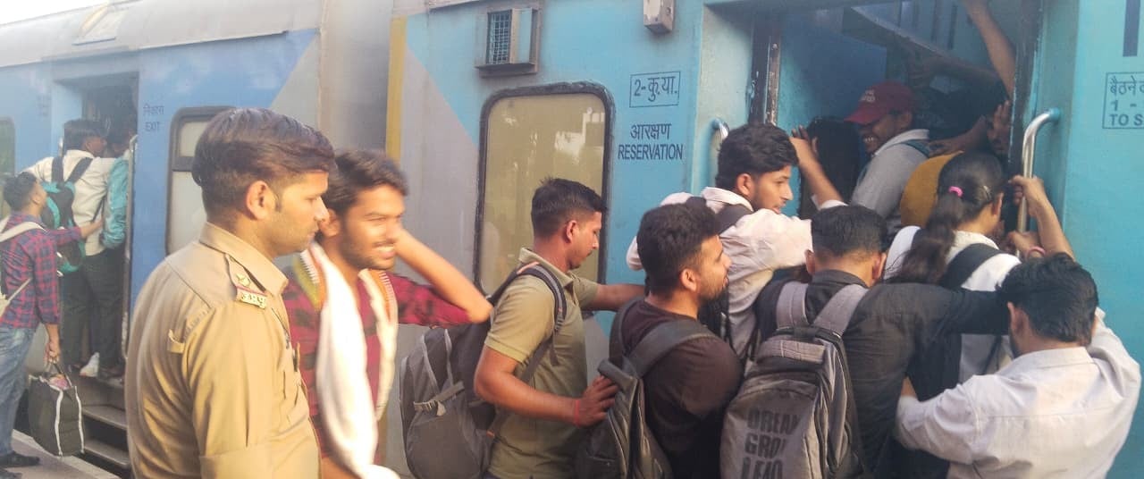 फोटो-37- रोडवेज के बाहर बस में सवार होते अभ्यर्थी। संवाद फोटो-37- रोडवेज के बाहर बस में सवार होते अभ्यर्थी। संवाद