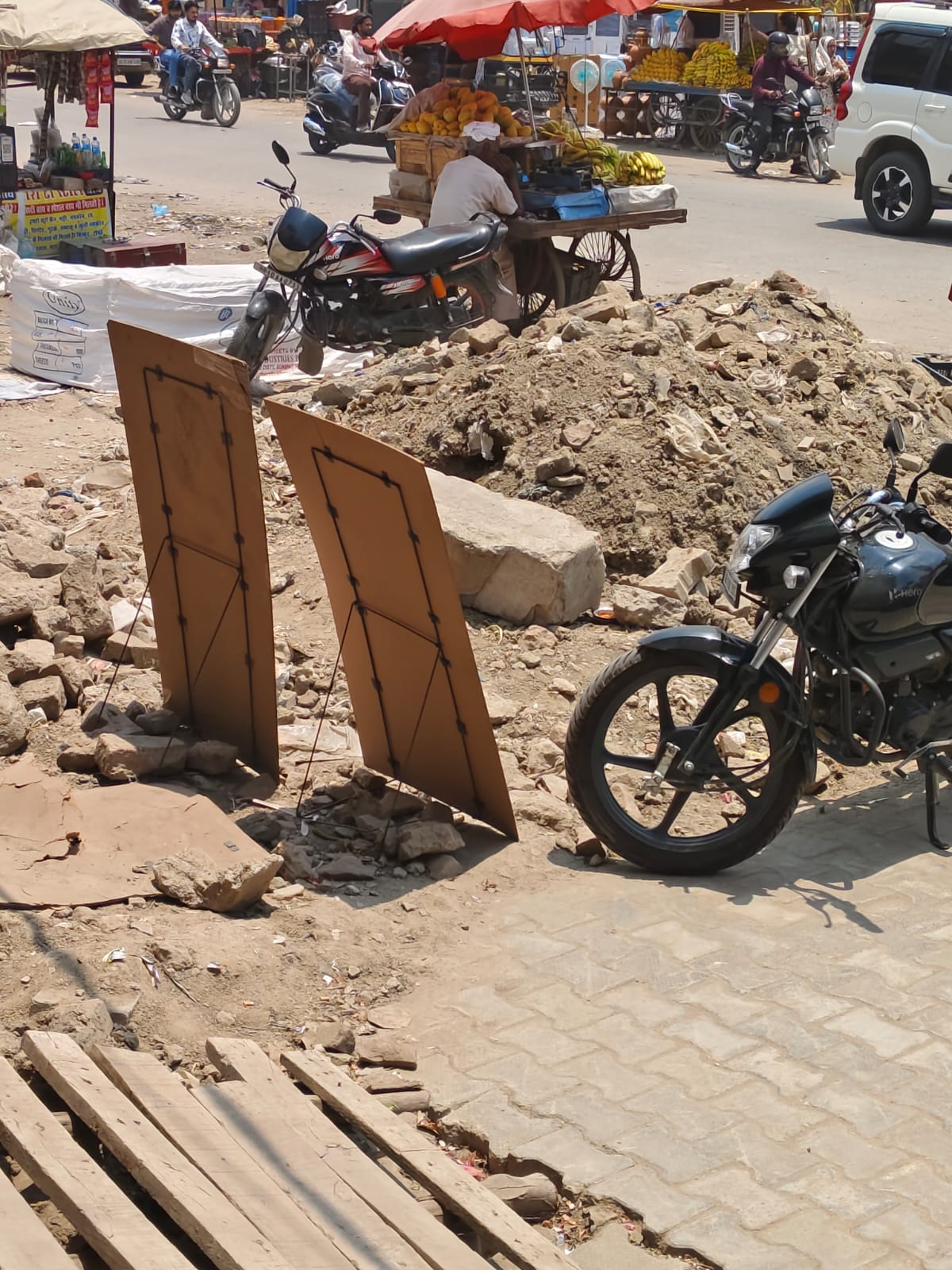 फोटो :: सोनीपत के बहालगढ़ चौक पर दुकान के सामने निर्माण के लिए खोदा गया नाला। स्रोत पाठक