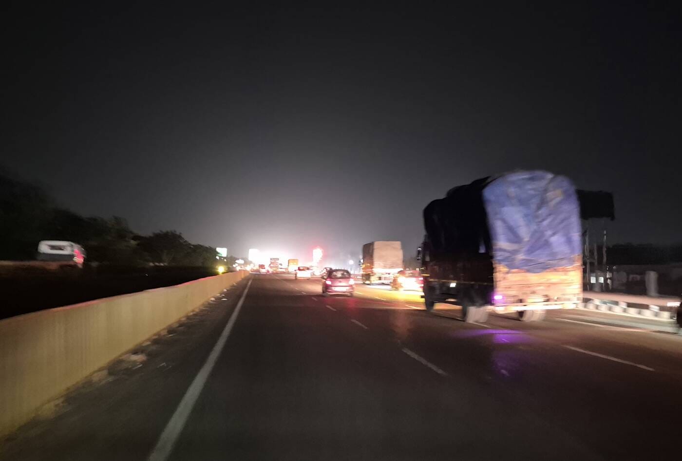 फोटो :: सोनीपत में नेशनल हाईवे-44 पर बहालगढ़ के पास लेन तोड़कर तीसरी चौथी लेन में जाता ट्रक व न