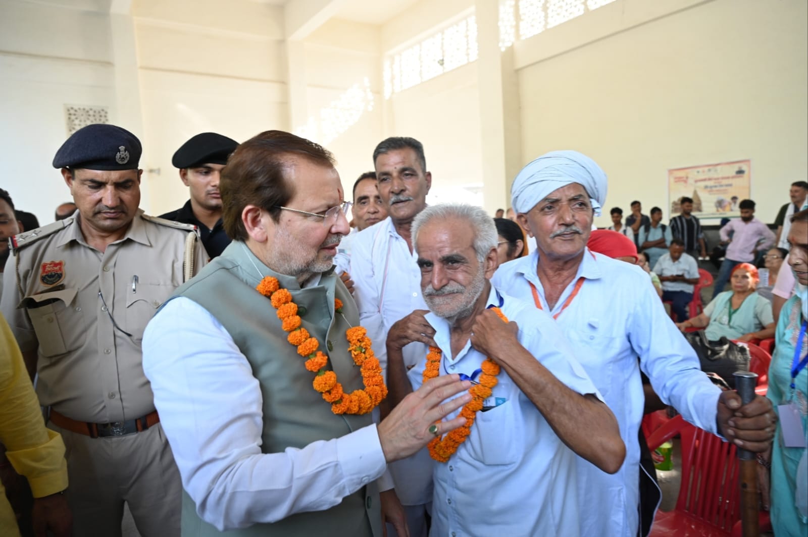 फोटो : सोनीपत रेलवे स्टेशन पर भगवान सोमनाथ दर्शन के लिए श्रद्धालुओं को लेकर गई विशेष ट्रेन को ह