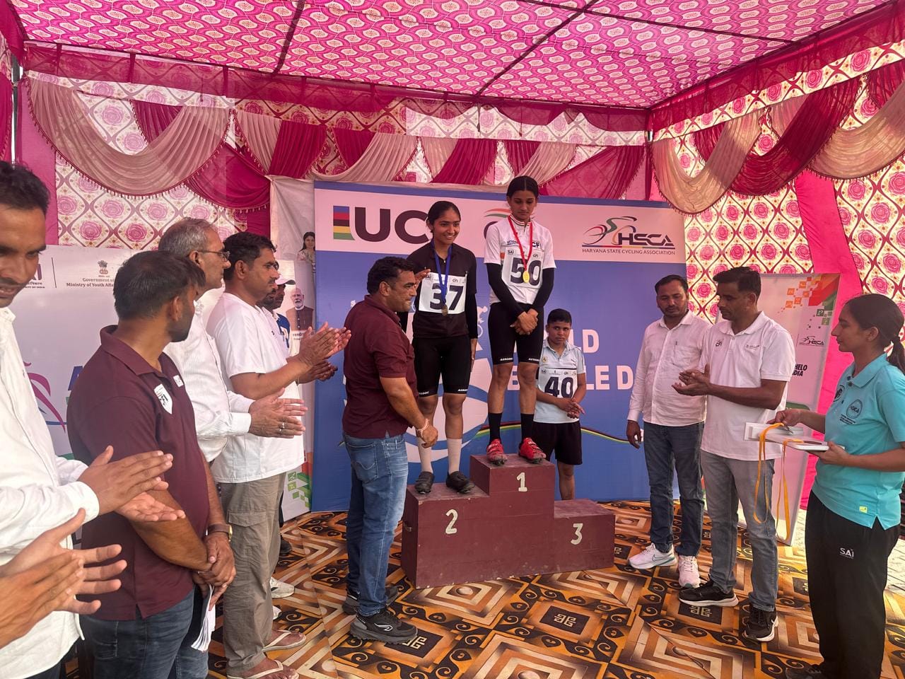 फतेहाबाद। गांव फुल्लां में अस्मिता साइक्लिंग वुमेन सिटी खेलो इंडिया प्रतियोगिता का शुभारंभ करवा फतेहाबाद। गांव फुल्लां में अस्मिता साइक्लिंग वुमेन सिटी खेलो इंडिया प्रतियोगिता का शुभारंभ करवा