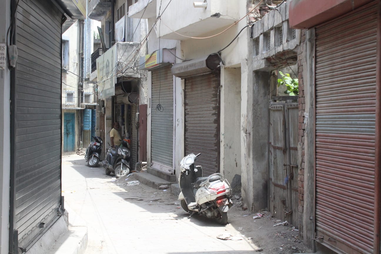 गुड मंडी की तंग गली । संवाद