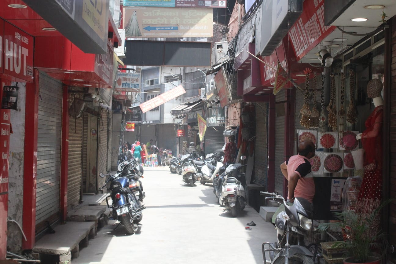 गुड मंडी की तंग गली । संवाद