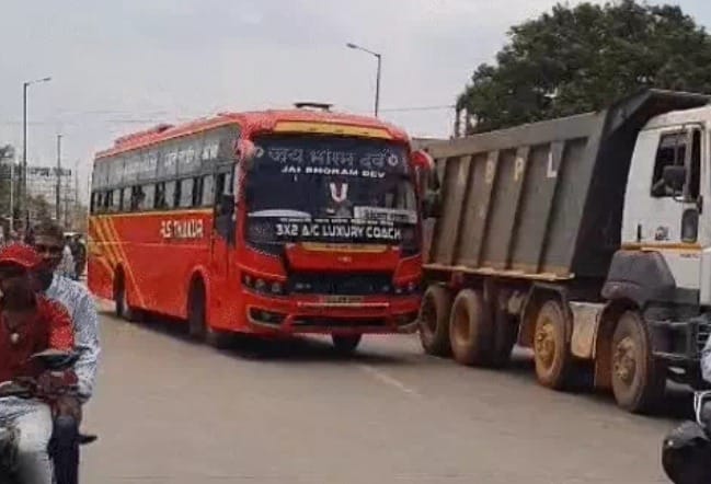 हाइवे में चक्काजाम किया हाइवे में चक्काजाम किया