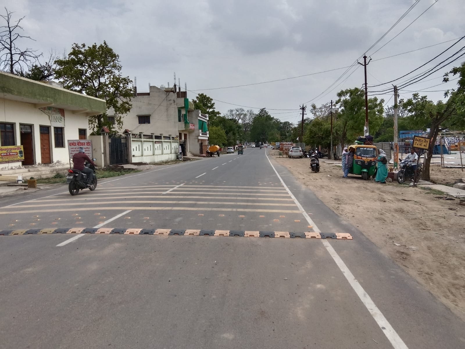 झांसी-मिर्जापुर नेशनल हाईवे पर दोपहर दो बजे अघोषित सन्नाटा। संवाद