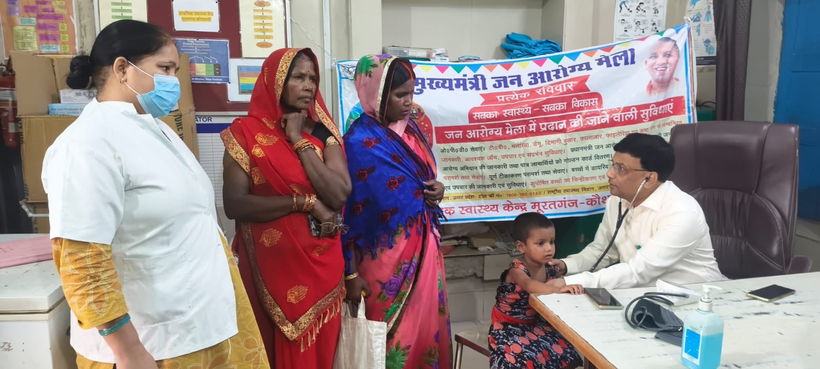 करारी पीएचसी में महिला का इलाज करते डॉ. सुएब अंसारी। संवाद करारी पीएचसी में महिला का इलाज करते डॉ. सुएब अंसारी। संवाद