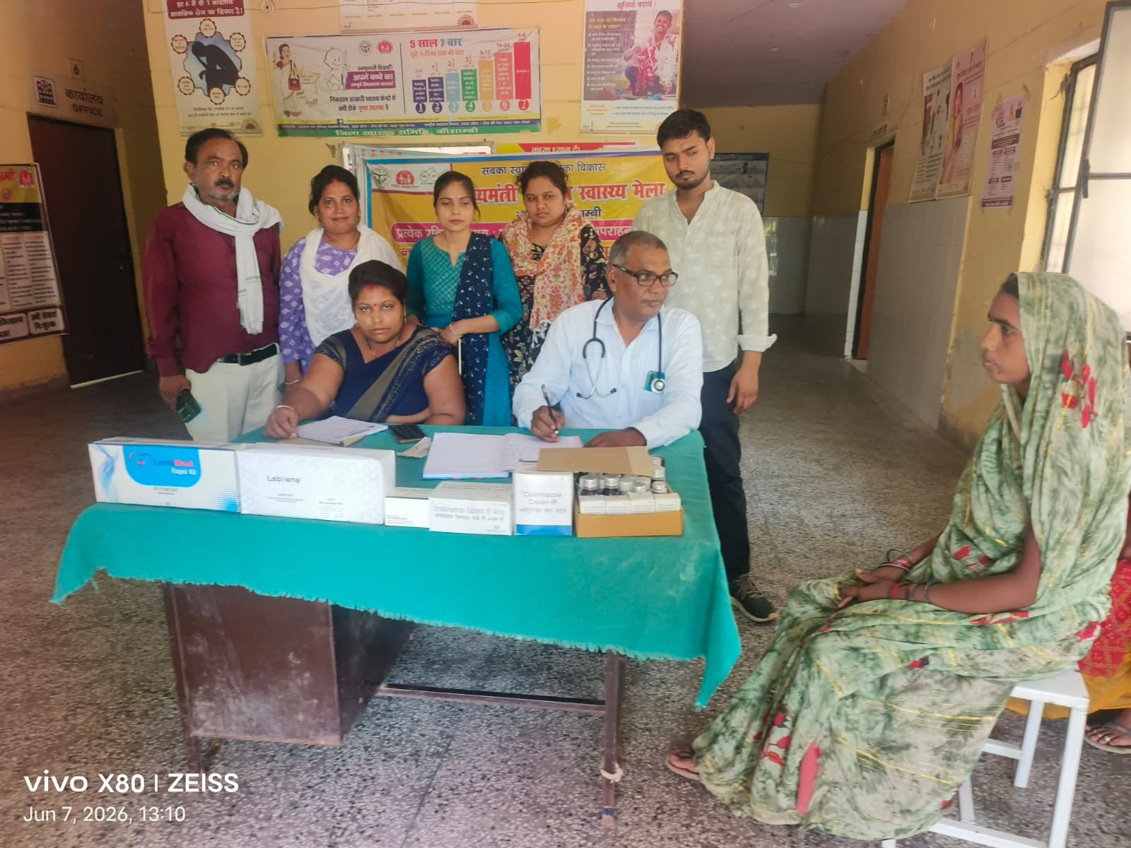 करारी पीएचसी में महिला का इलाज करते डॉ. सुएब अंसारी। संवाद करारी पीएचसी में महिला का इलाज करते डॉ. सुएब अंसारी। संवाद