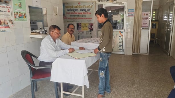 करारी पीएचसी में महिला का इलाज करते डॉ. सुएब अंसारी। संवाद करारी पीएचसी में महिला का इलाज करते डॉ. सुएब अंसारी। संवाद