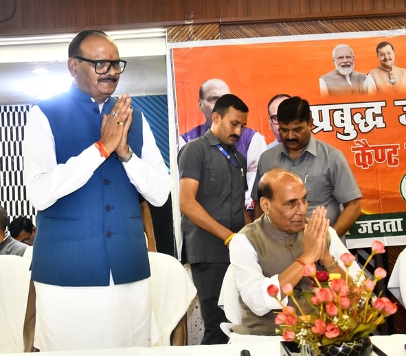 कार्यक्रम को संबोधित करते रक्षा मंत्री राजनाथ सिंह। साथ में मौजूद उप मुख्यमंत्री ब्रजेश पाठक व कार्यक्रम को संबोधित करते रक्षा मंत्री राजनाथ सिंह। साथ में मौजूद उप मुख्यमंत्री ब्रजेश पाठक व