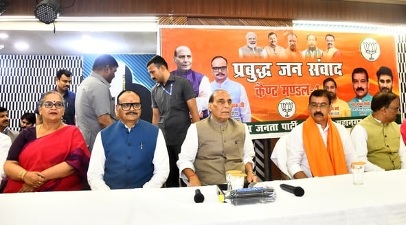 कार्यक्रम को संबोधित करते रक्षा मंत्री राजनाथ सिंह। साथ में मौजूद उप मुख्यमंत्री ब्रजेश पाठक व कार्यक्रम को संबोधित करते रक्षा मंत्री राजनाथ सिंह। साथ में मौजूद उप मुख्यमंत्री ब्रजेश पाठक व
