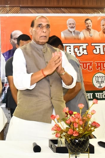कार्यक्रम को संबोधित करते रक्षा मंत्री राजनाथ सिंह। साथ में मौजूद उप मुख्यमंत्री ब्रजेश पाठक व कार्यक्रम को संबोधित करते रक्षा मंत्री राजनाथ सिंह। साथ में मौजूद उप मुख्यमंत्री ब्रजेश पाठक व