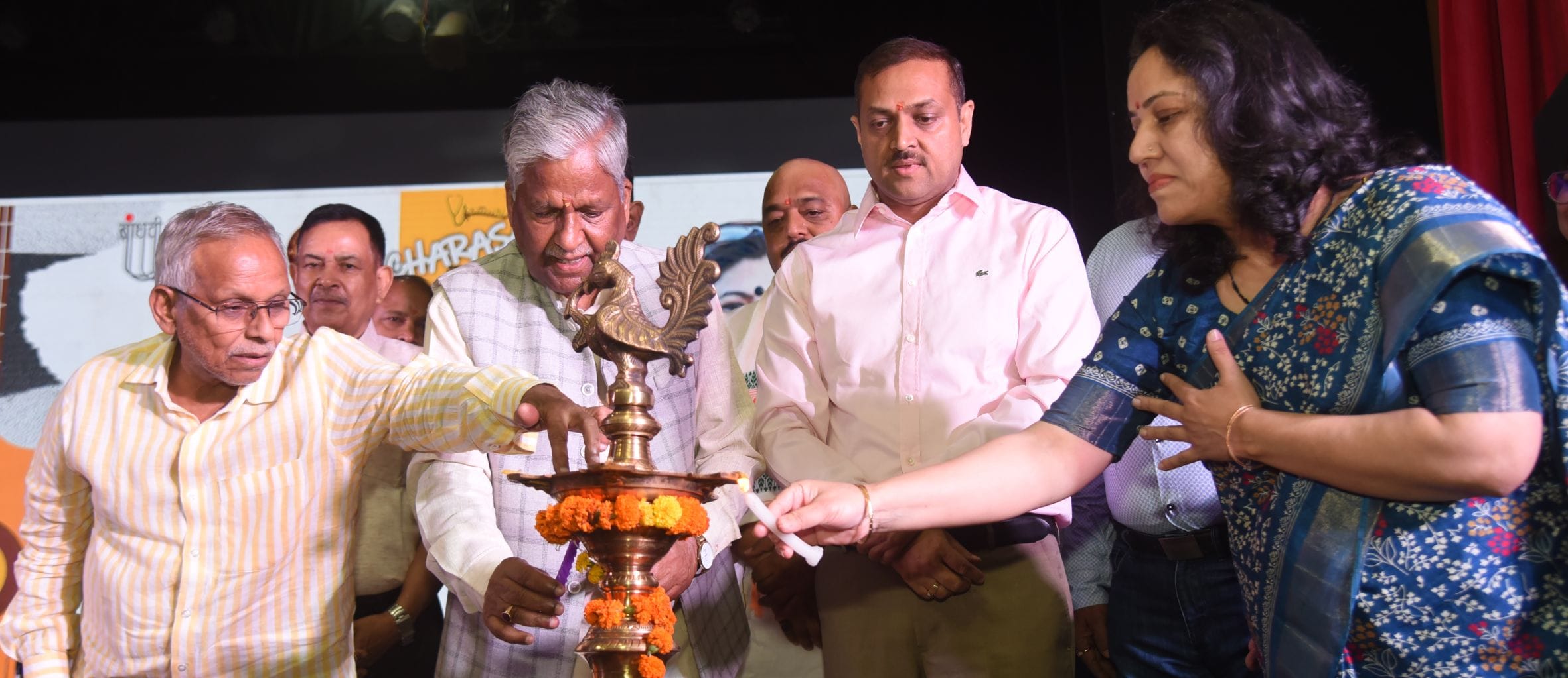 कैसरबाग स्थित राय उमानाथ बली प्रेक्षागृह में रविवार शाम ''चारासाज-2'' कार्यक्रम आयोजित हुआ।