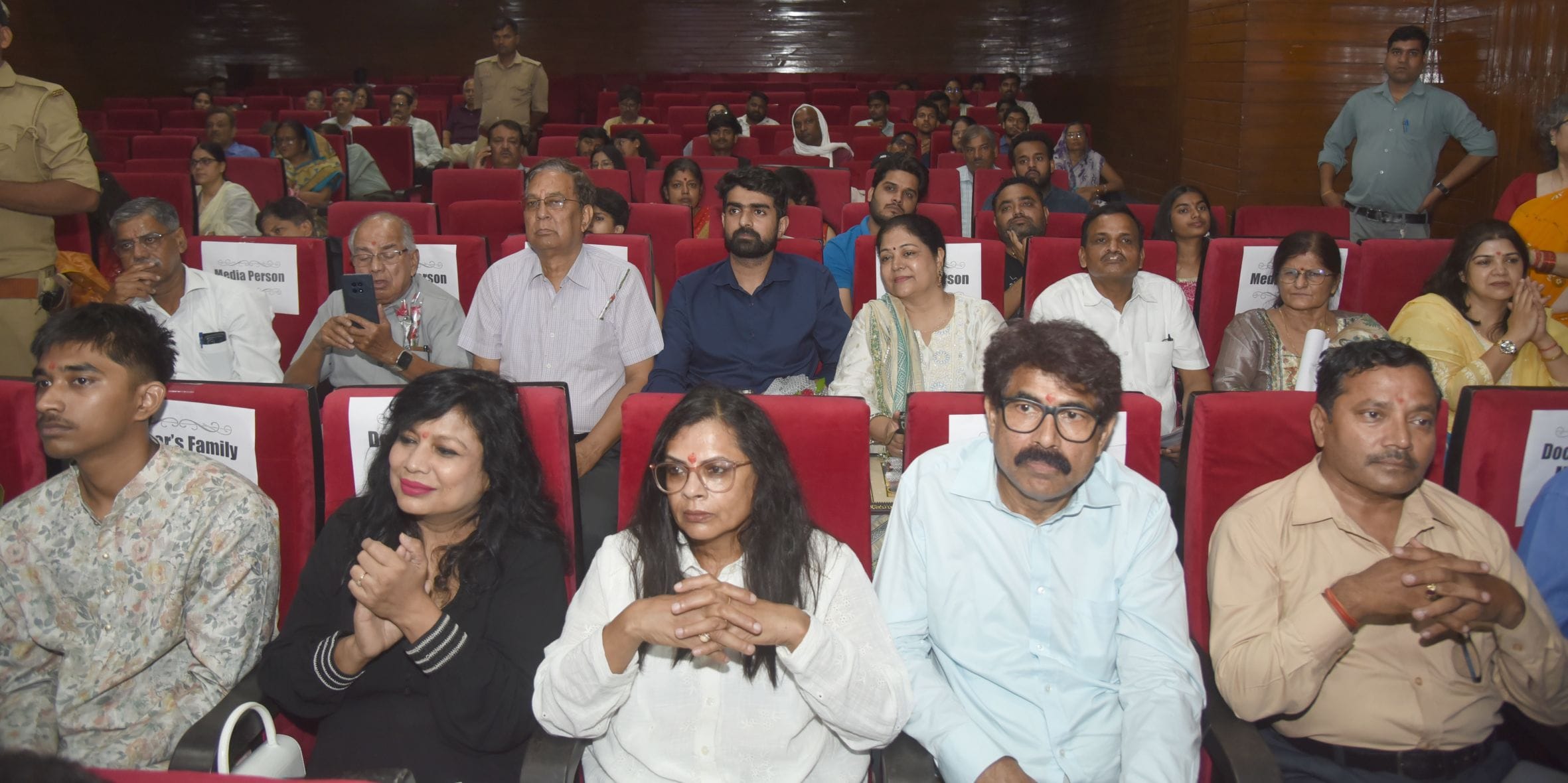 कैसरबाग स्थित राय उमानाथ बली प्रेक्षागृह में रविवार शाम ''चारासाज-2'' कार्यक्रम आयोजित हुआ।