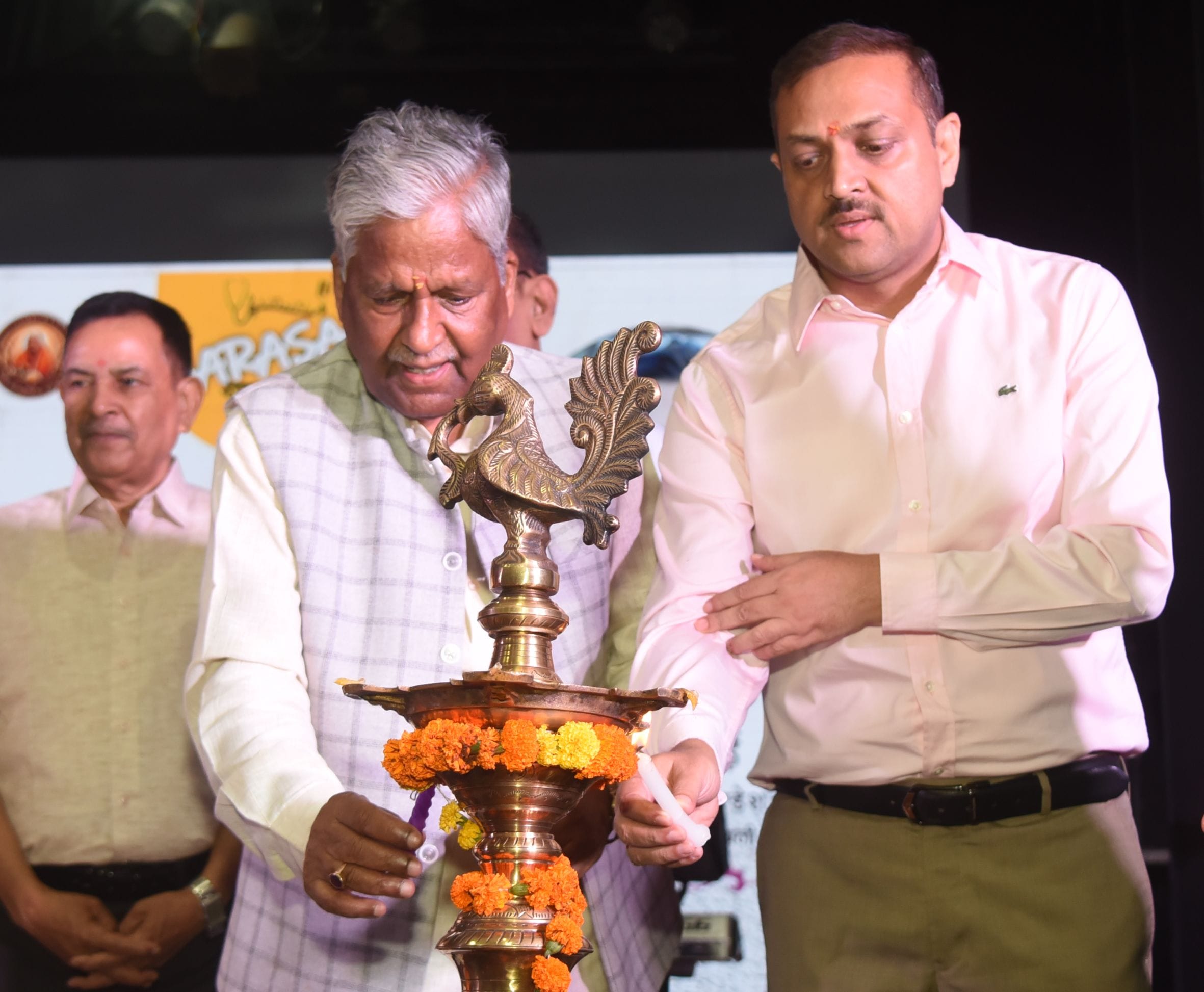 कैसरबाग स्थित राय उमानाथ बली प्रेक्षागृह में रविवार शाम ''चारासाज-2'' कार्यक्रम आयोजित हुआ।