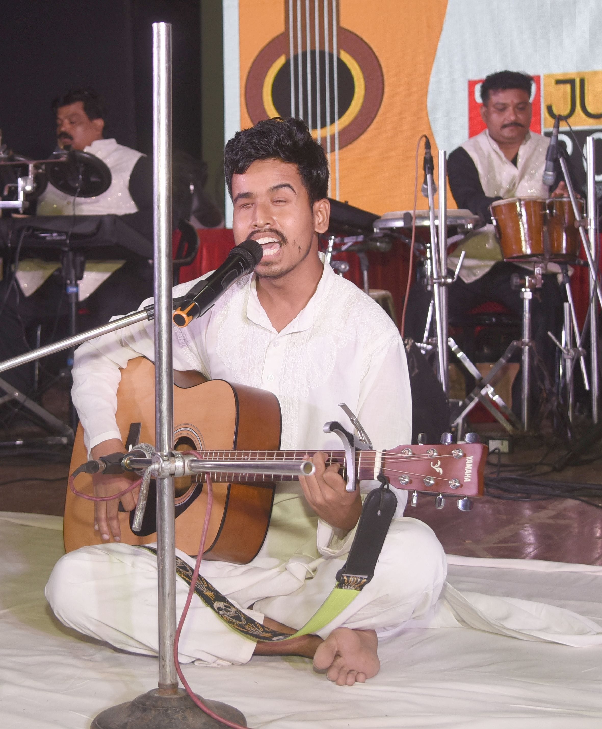 कैसरबाग स्थित राय उमानाथ बली प्रेक्षागृह में रविवार शाम ''चारासाज-2'' कार्यक्रम आयोजित हुआ।