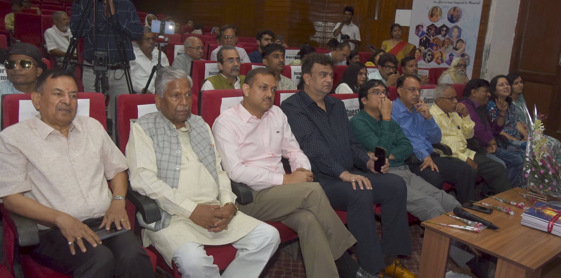 कैसरबाग स्थित राय उमानाथ बली प्रेक्षागृह में रविवार शाम ''चारासाज-2'' कार्यक्रम आयोजित हुआ।