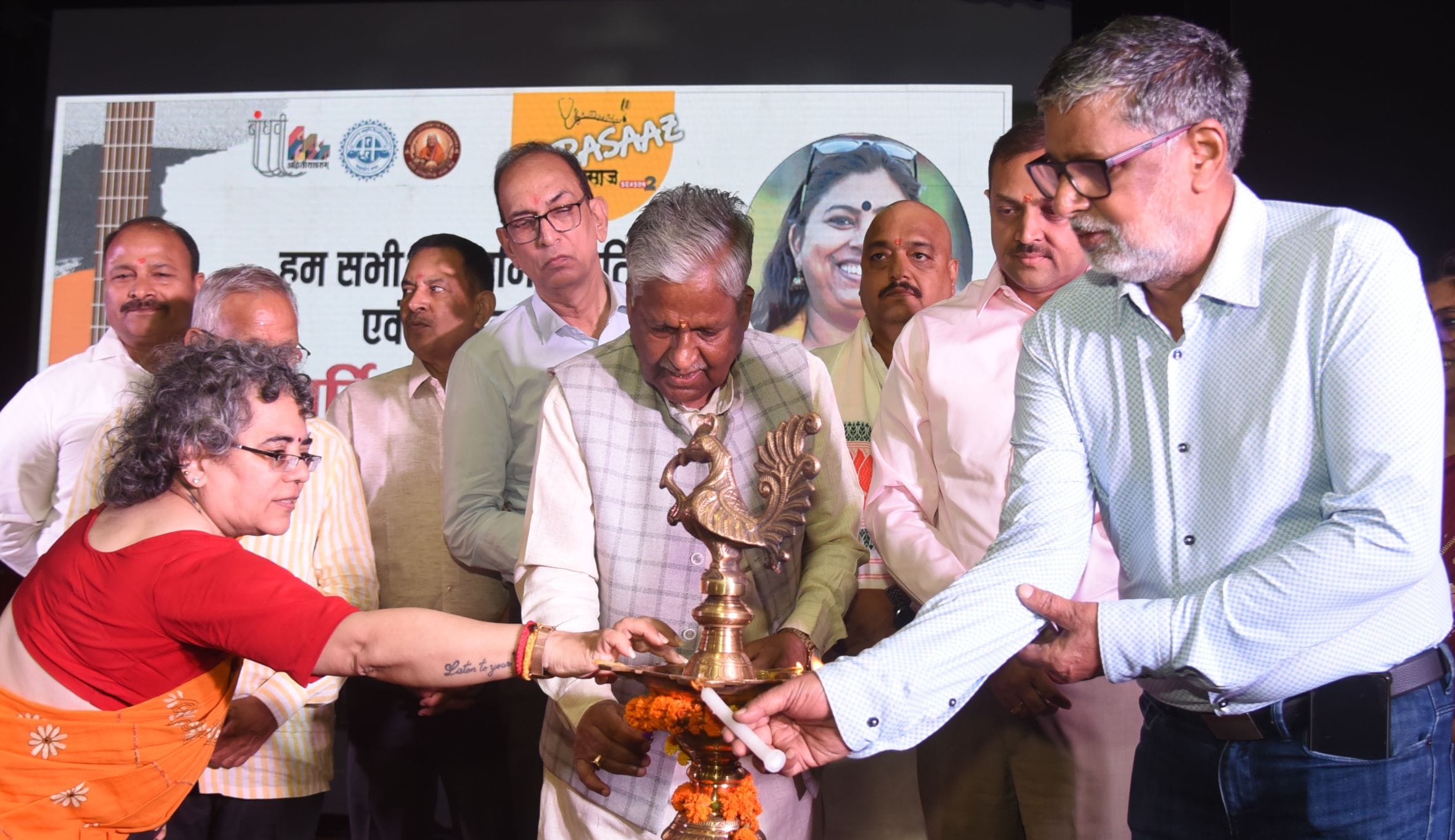 कैसरबाग स्थित राय उमानाथ बली प्रेक्षागृह में रविवार शाम ''चारासाज-2'' कार्यक्रम आयोजित हुआ।