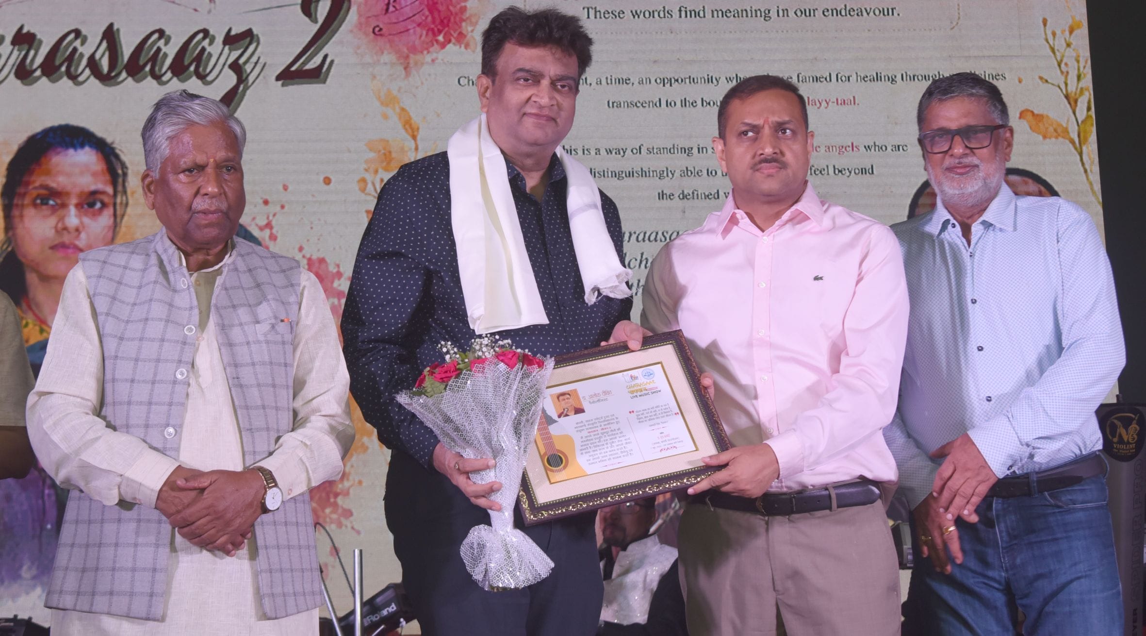 कैसरबाग स्थित राय उमानाथ बली प्रेक्षागृह में रविवार शाम ''चारासाज-2'' कार्यक्रम आयोजित हुआ।