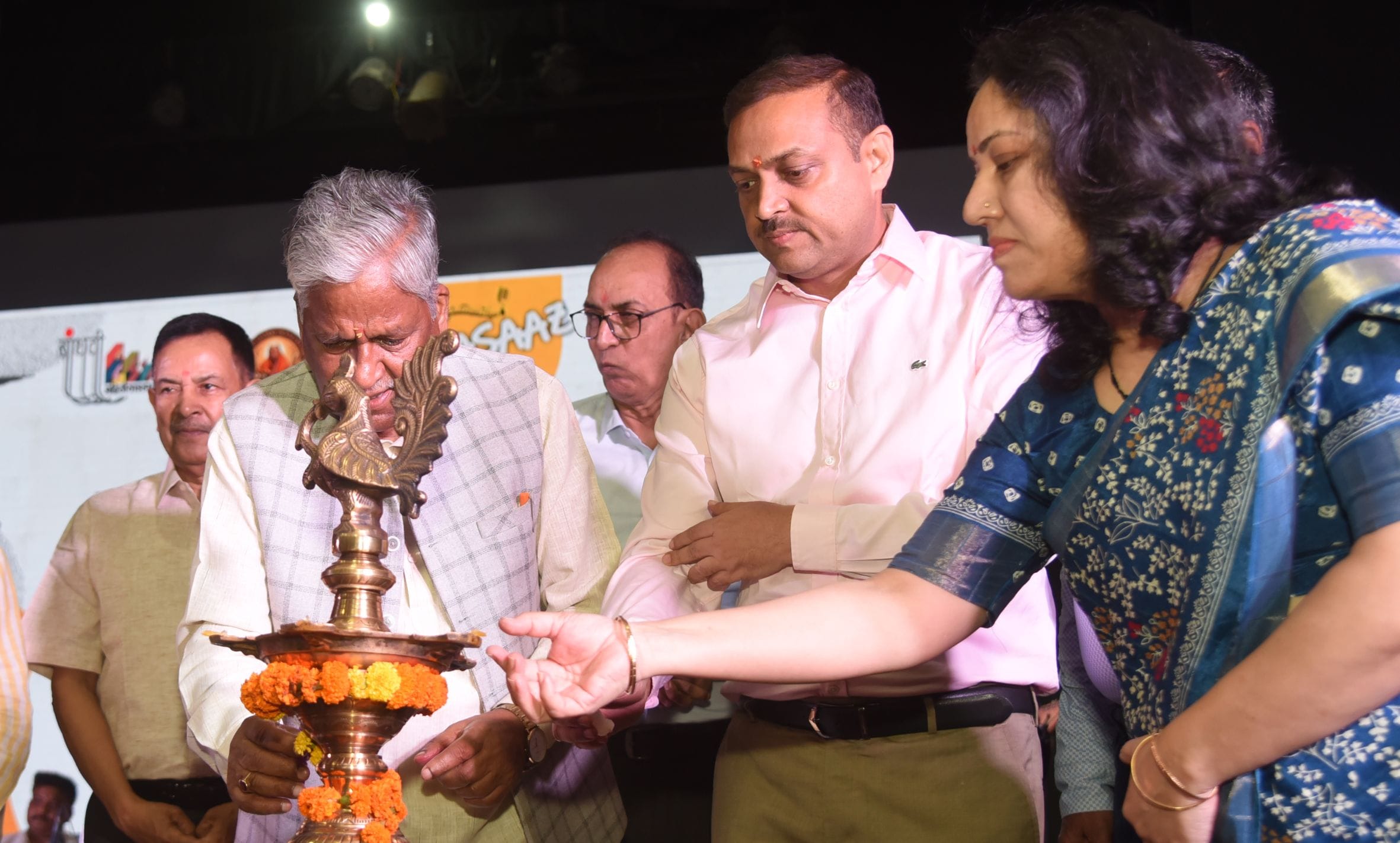 कैसरबाग स्थित राय उमानाथ बली प्रेक्षागृह में रविवार शाम ''चारासाज-2'' कार्यक्रम आयोजित हुआ।