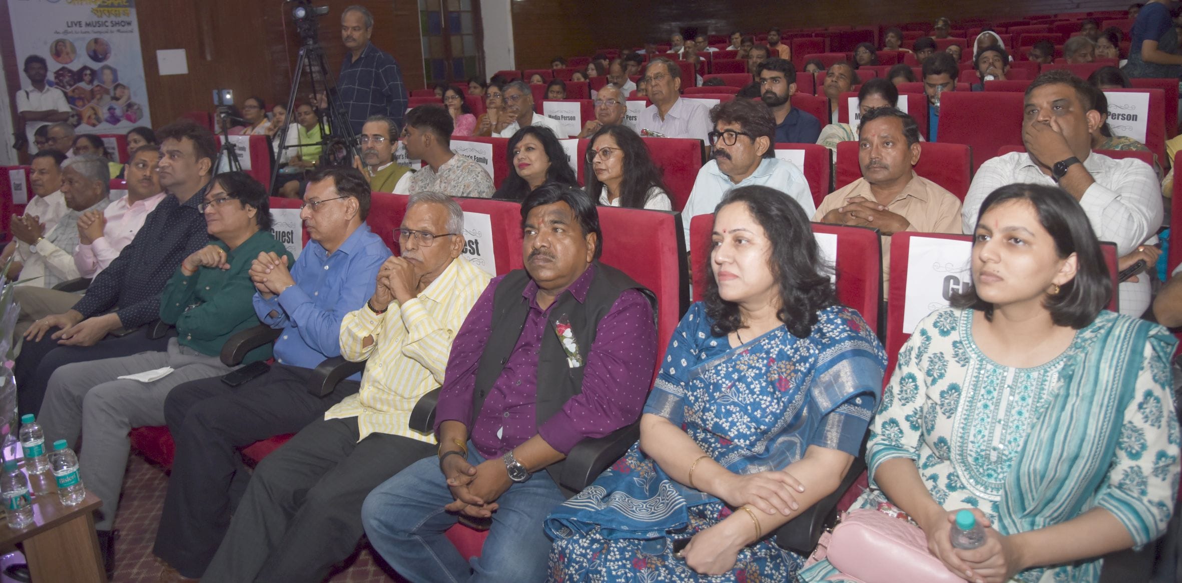 कैसरबाग स्थित राय उमानाथ बली प्रेक्षागृह में रविवार शाम ''चारासाज-2'' कार्यक्रम आयोजित हुआ।