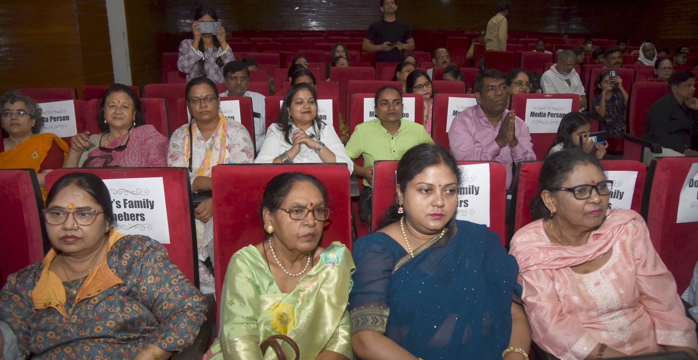 कैसरबाग स्थित राय उमानाथ बली प्रेक्षागृह में रविवार शाम ''चारासाज-2'' कार्यक्रम आयोजित हुआ।