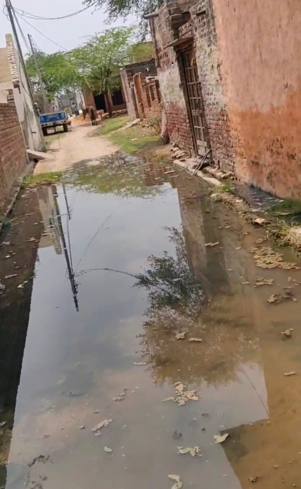 लाखन माजरा गाँव में खेरेंटी रोड पर पानी की निकासी न होने से ग्रामीण परेशान। लाखन माजरा गाँव में खेरेंटी रोड पर पानी की निकासी न होने से ग्रामीण परेशान।