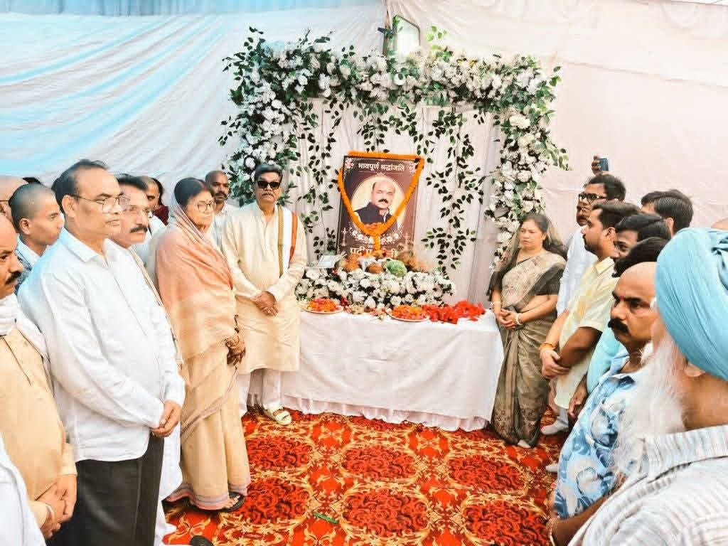 मृतक के परिजनों से मिले महंत।। मृतक के परिजनों से मिले महंत।।