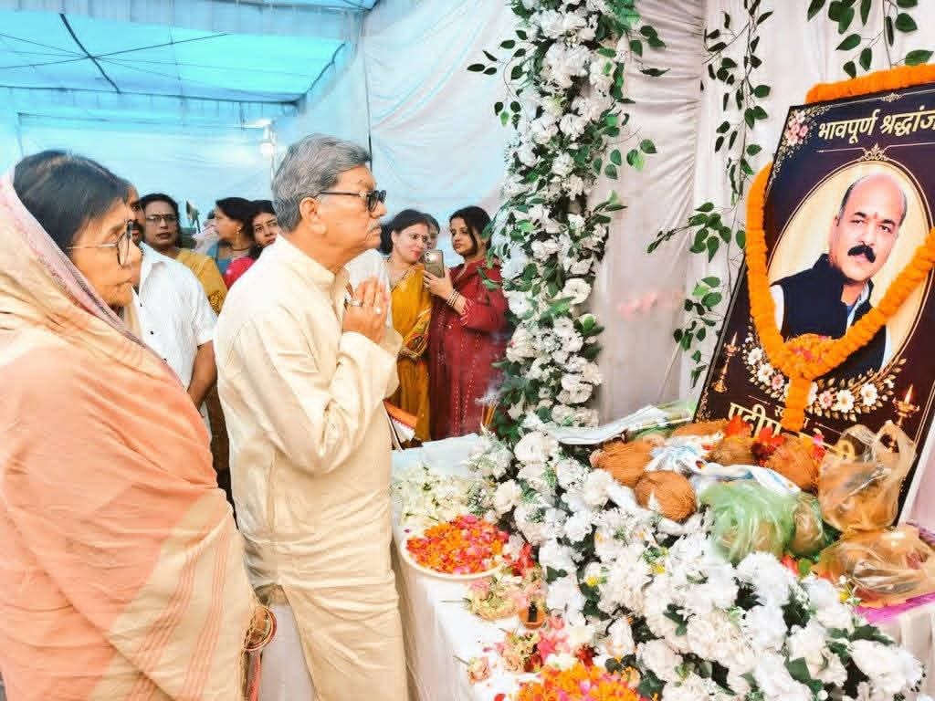 मृतक के परिजनों से मिले महंत।। मृतक के परिजनों से मिले महंत।।