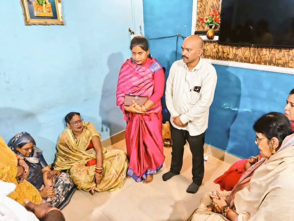 मृतक के परिजनों से मिले महंत।। मृतक के परिजनों से मिले महंत।।
