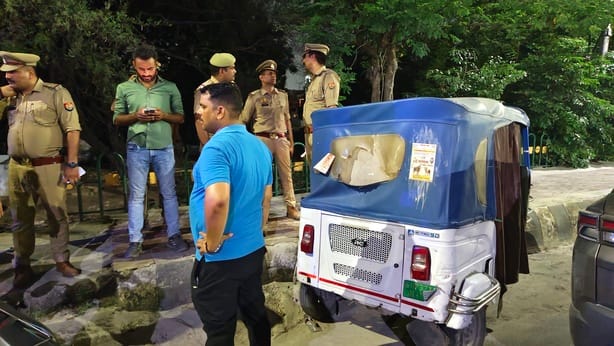 मुठभेड़ में घायल आरोपी और माैके पर पुलिस टीम। 