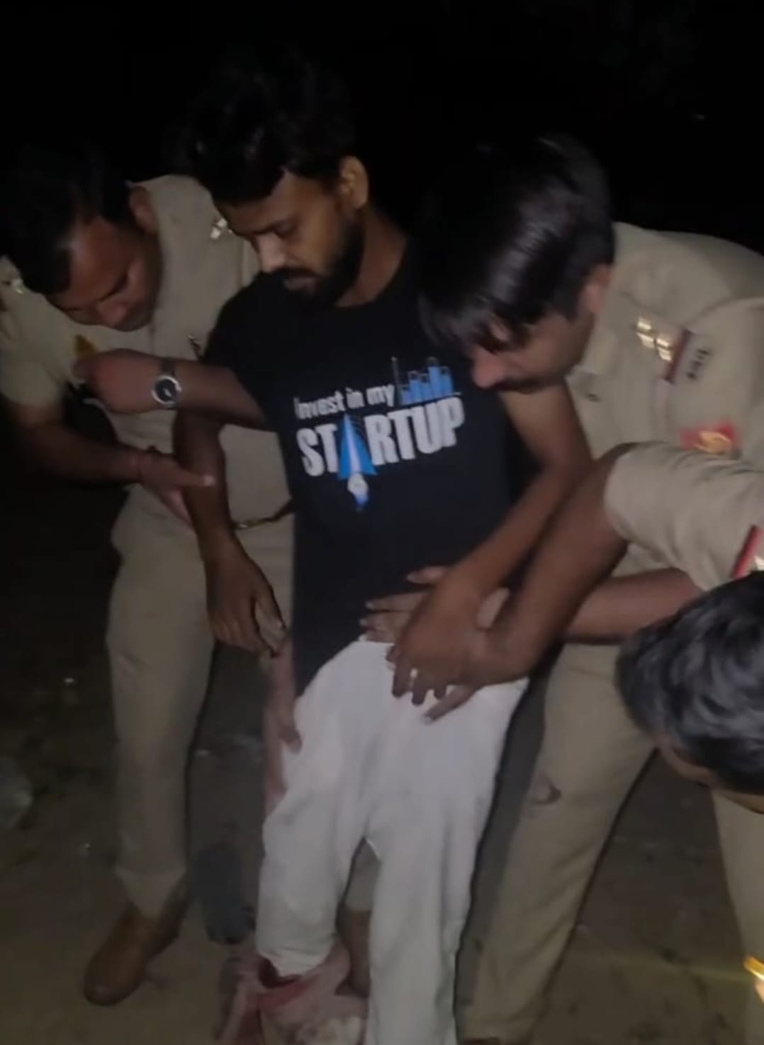 मुठभेड़ में घायल आरोपी और माैके पर पुलिस टीम। 