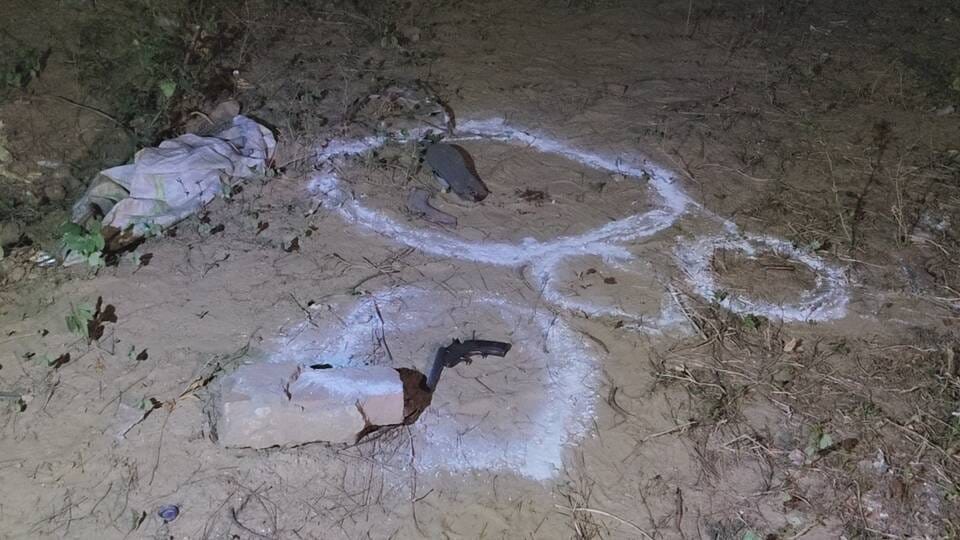 मुठभेड़ में घायल आरोपी और माैके पर पुलिस टीम। 