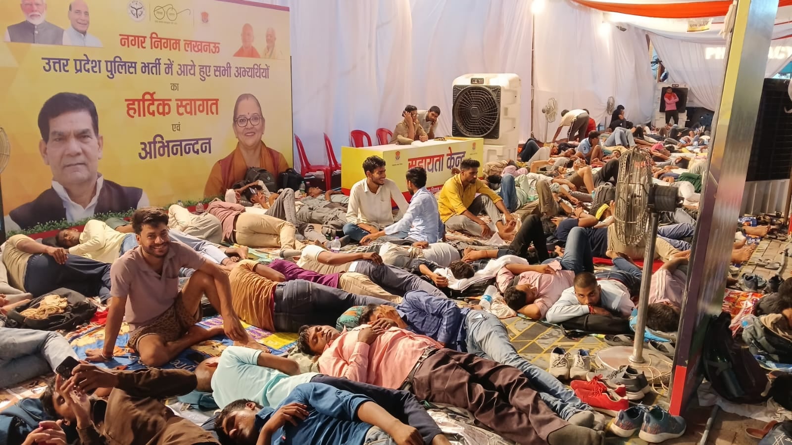 परीक्षार्थियों के लिए चारबाग स्टेशन पर बनाया गया आश्रय स्थल।