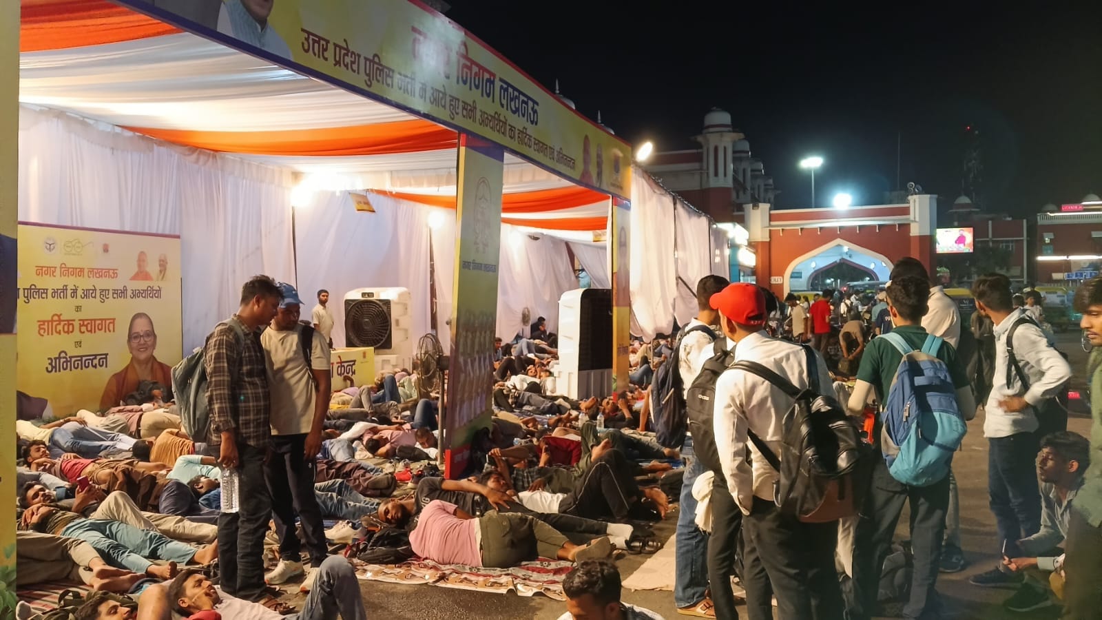परीक्षार्थियों के लिए चारबाग स्टेशन पर बनाया गया आश्रय स्थल।