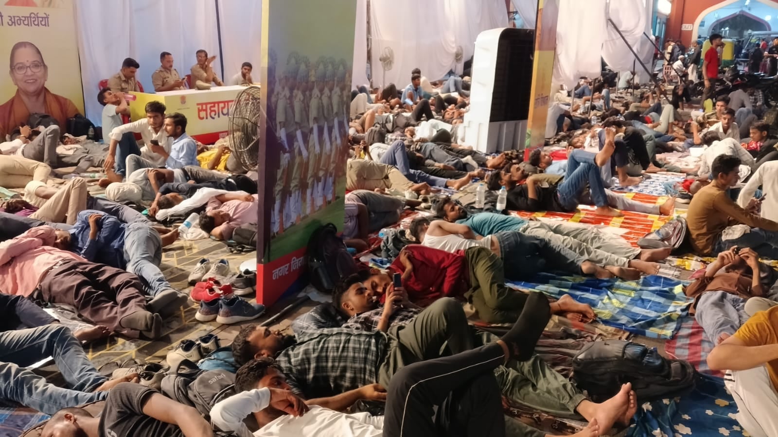 परीक्षार्थियों के लिए चारबाग स्टेशन पर बनाया गया आश्रय स्थल।