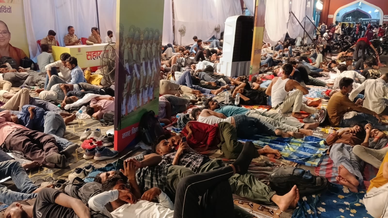 परीक्षार्थियों के लिए चारबाग स्टेशन पर बनाया गया आश्रय स्थल।