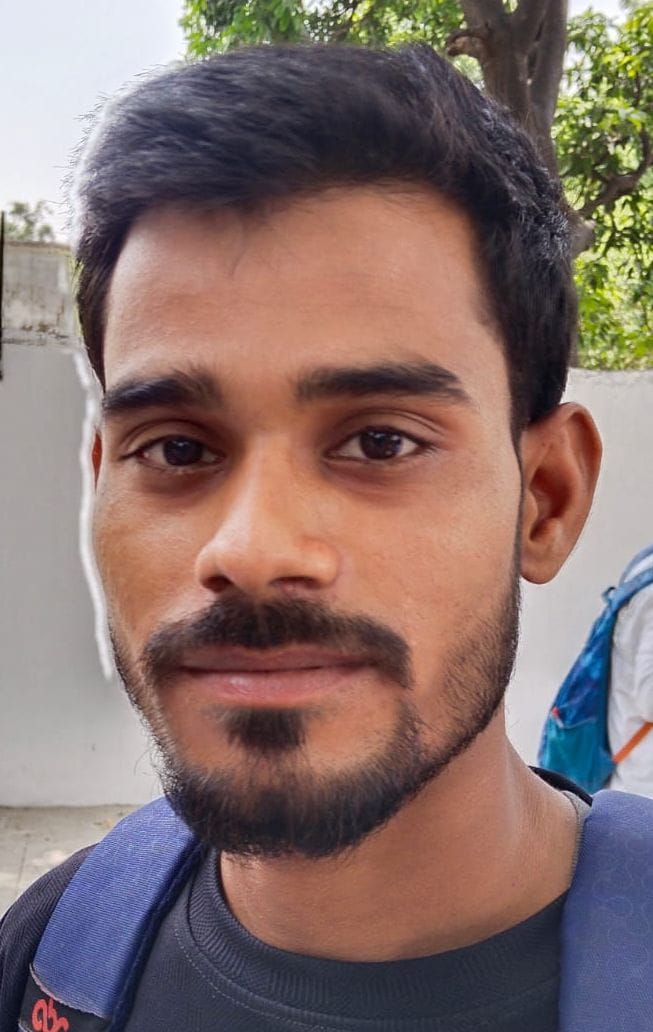 राजकीय इंटर कॉलेज के बाहर अभ्यर्थियों की चेकिंग करते पुलिस। संवाद