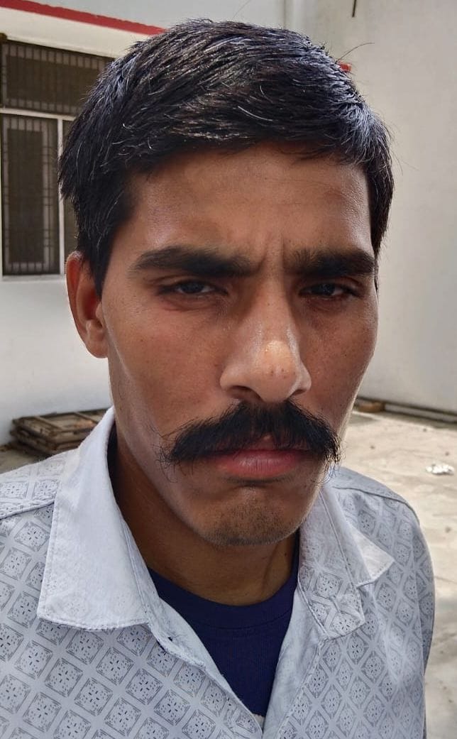 राजकीय इंटर कॉलेज के बाहर अभ्यर्थियों की चेकिंग करते पुलिस। संवाद