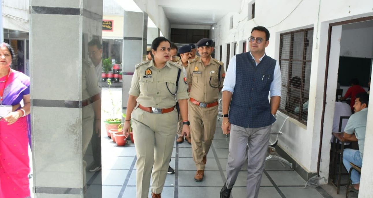 राजकीय इंटर कॉलेज के बाहर अभ्यर्थियों की चेकिंग करते पुलिस। संवाद