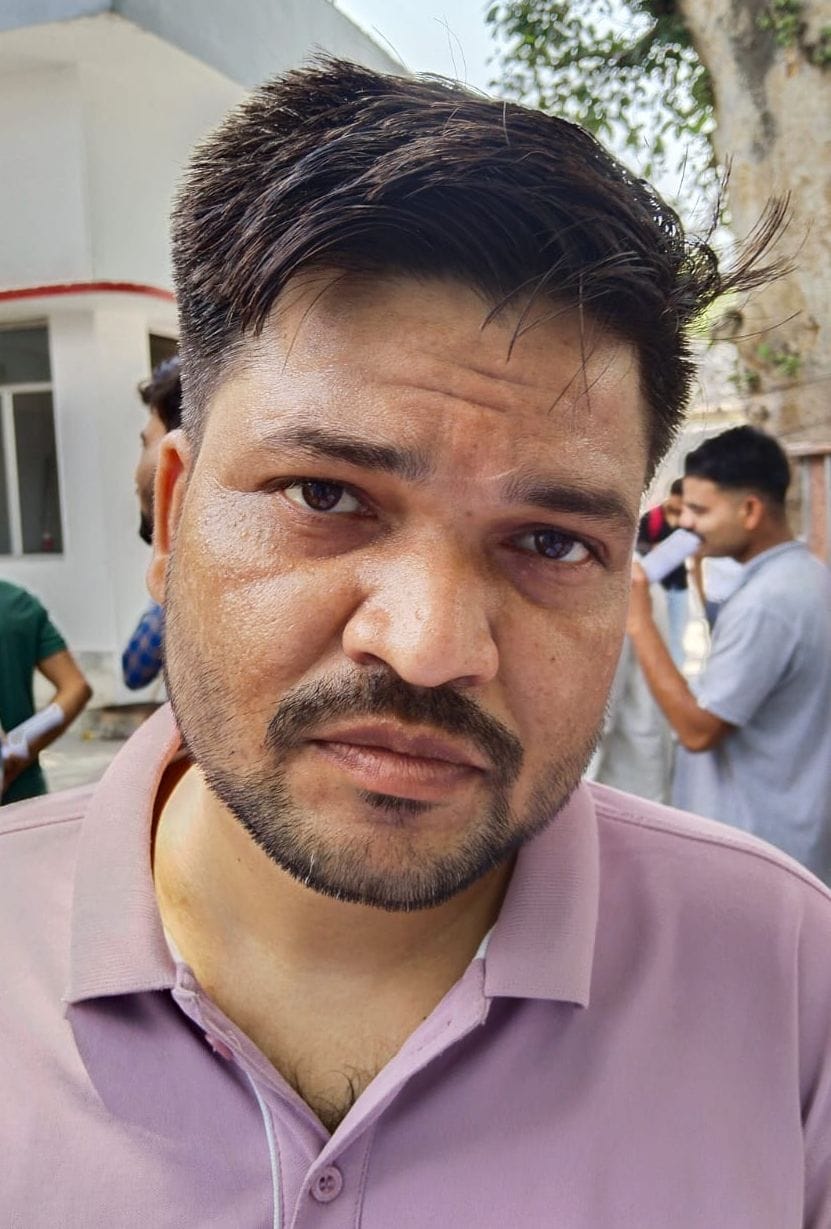 राजकीय इंटर कॉलेज के बाहर अभ्यर्थियों की चेकिंग करते पुलिस। संवाद